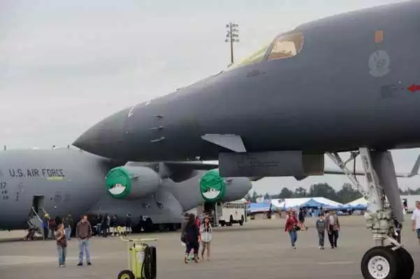 Play B1 Lancer Bomber Wallpapers