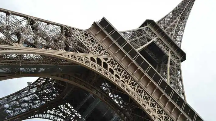 Play Eiffel tower. Live wallpapers