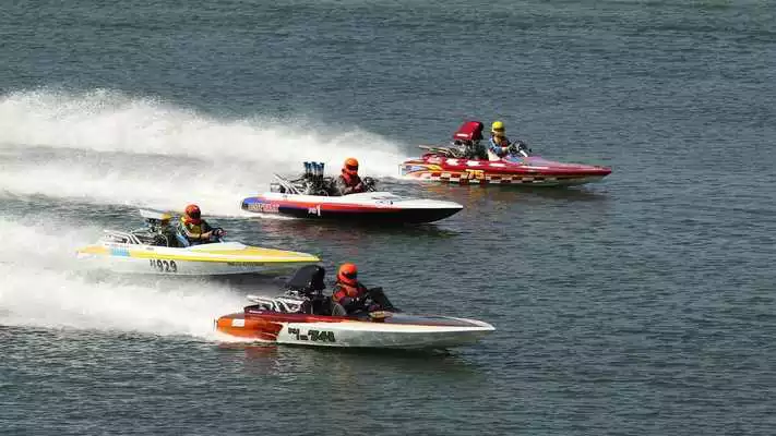 Play Speed Boat Racing Wallpaper